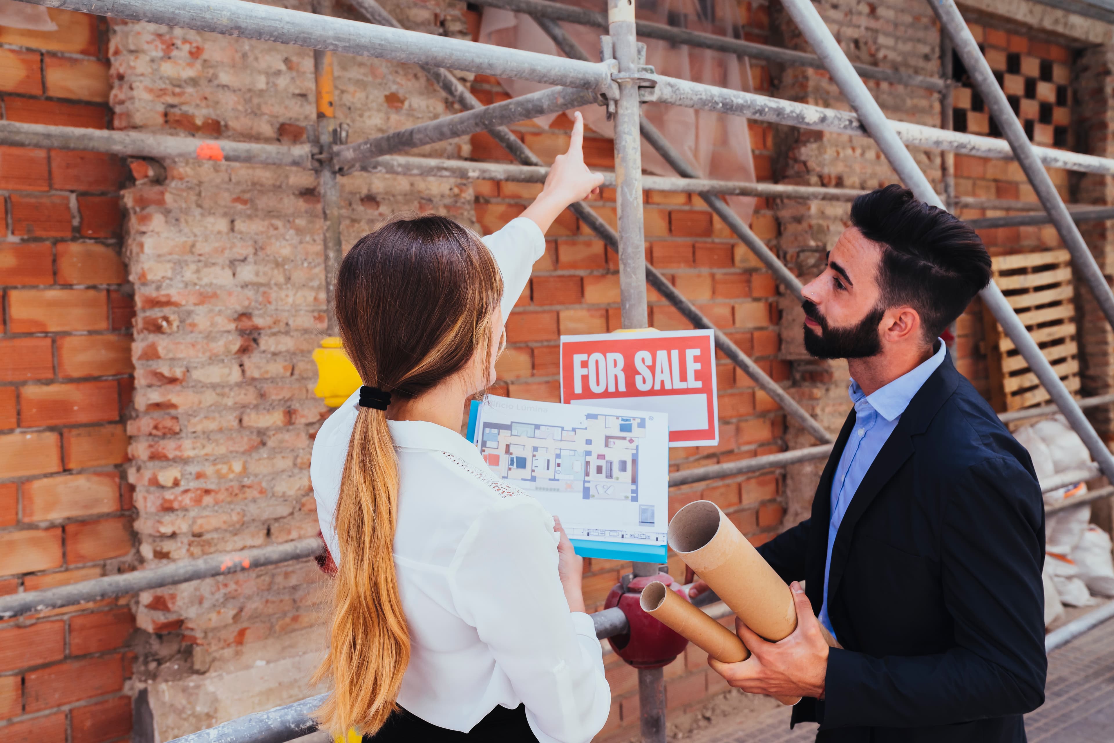 Professionals discussing construction plans at a Gold Coast building site.